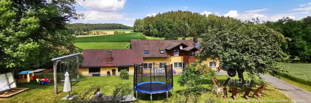 Kinderspielplatz am Bauernhof Bayerischer Wald günstiger Bauernhofurlaub mit Kindern in Bayern