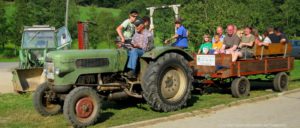 Erlebnisbauernhof in Bayern mit Traktor Kutschenfahrt