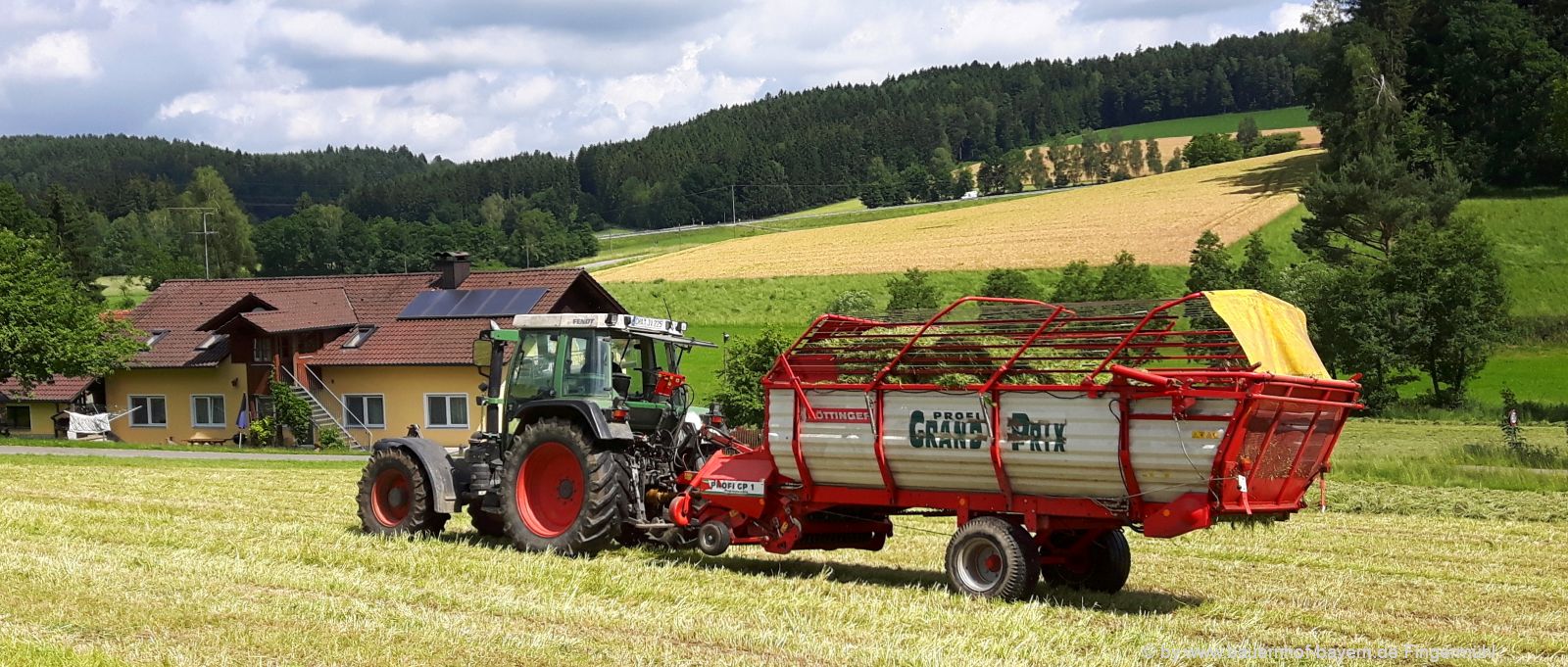 Bauernhofurlaub und Traktor fahren - Ladewagen zum Silo heimfahren