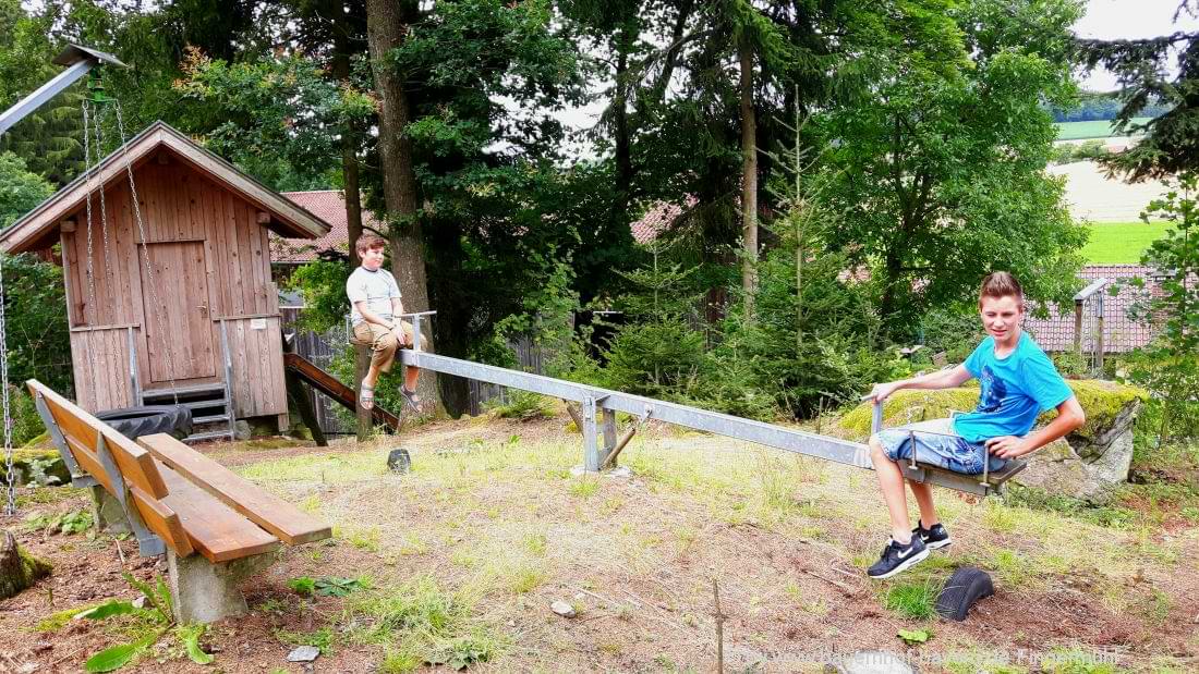 fingermühl-hausprospekt-ferienbauernhof-bayern-kinderspielplatz-abenteuerspielplatz