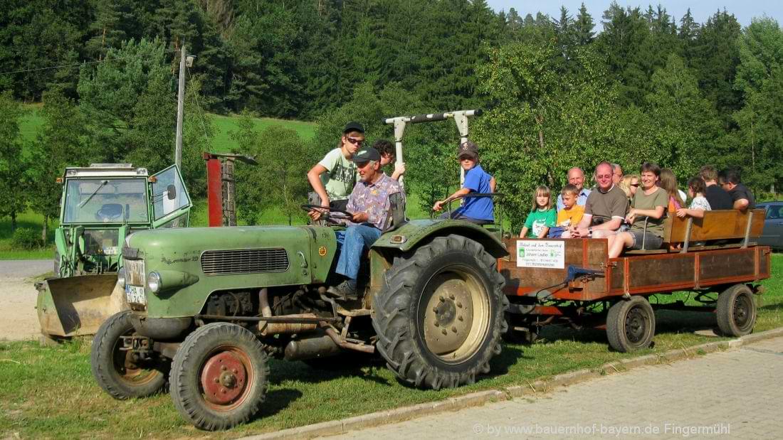 fingermühl-hausprospekt-ferienbauernhof-highlights-traktor-kutschenfahrt