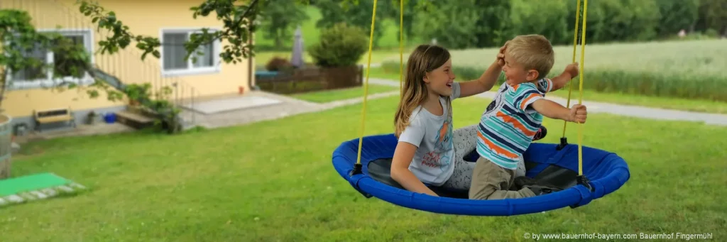 kinderbauernhof-bayern-familien-erlebnis-kinderspielplatz