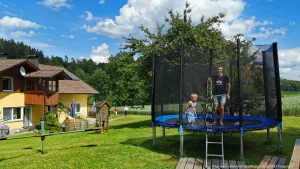 kinderbauernhof-bayern-familienbauernhof-spielplatz-trampolin